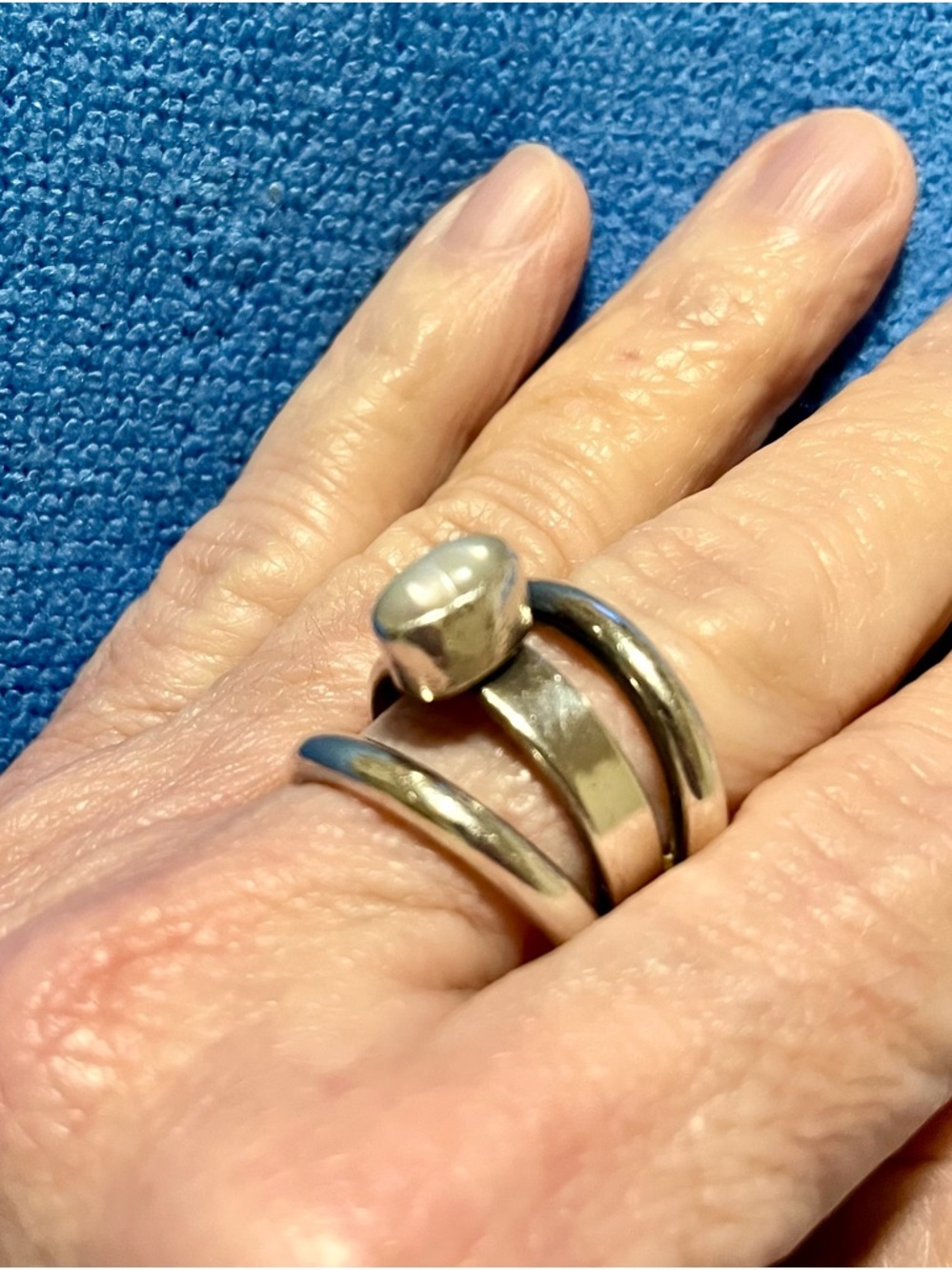 Lilly Barrack Sterling .925 Freshwater Pearl Ring
Unique split shank band - Picture 3 of 10